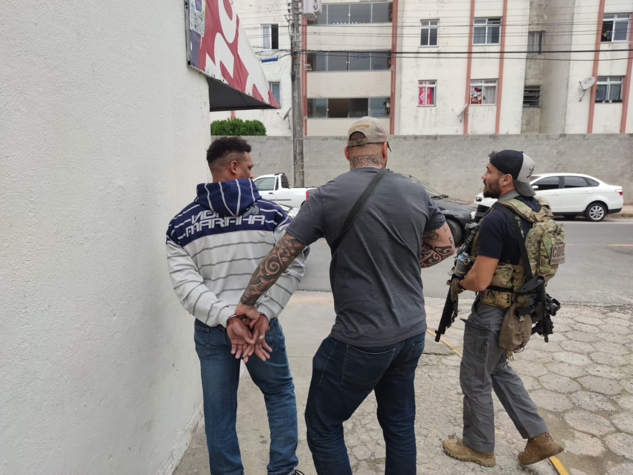Homem foi preso numa barbearia na comunidade Chico Mendes | Foto Polícia Civil