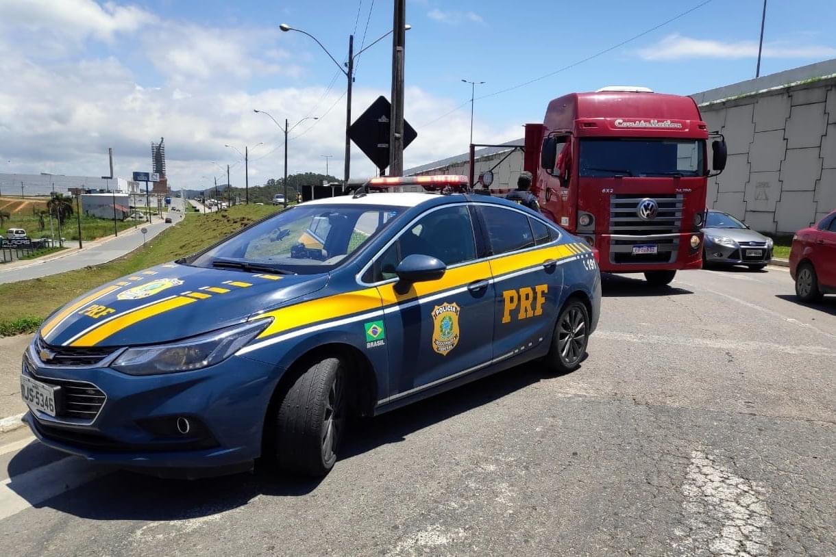 PRF recupera caminhão roubado no PR e clonado com destino ao Sul do Estado