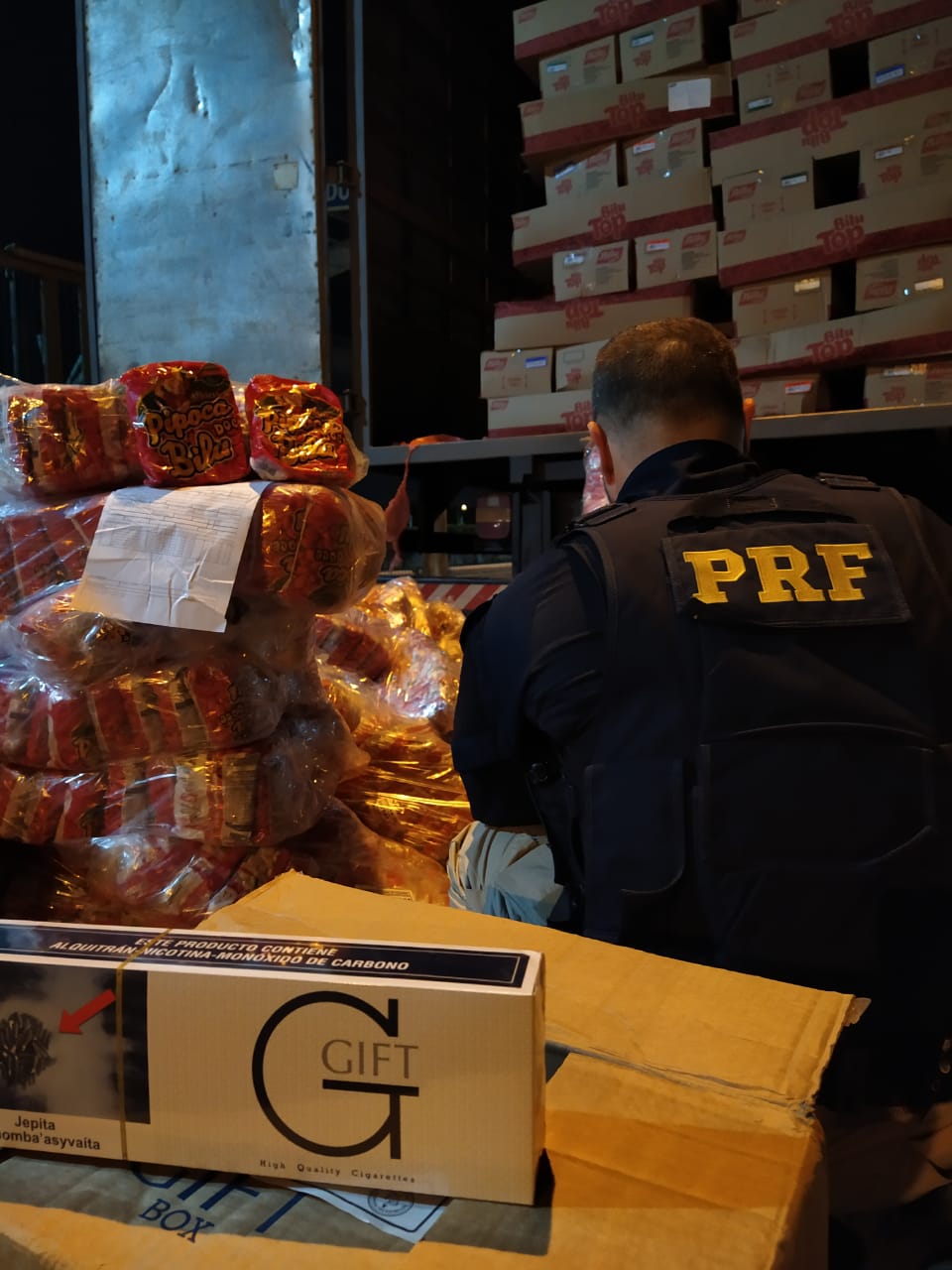 PRF apreende mais de 100 mil maços de cigarros escondidos em carga de salgadinhos na BR-101