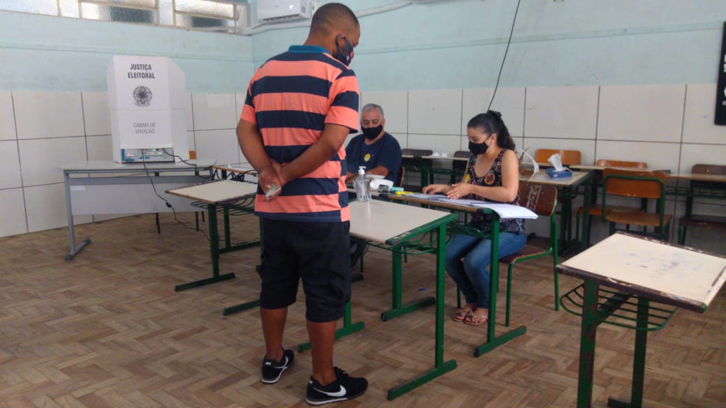 Professor Ederson e Chico Baltazar são os primeiros candidato a prefeito a votar em Criciúma