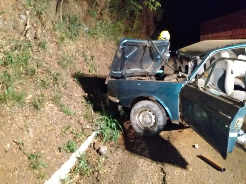 Idoso conduzia um Ford Corcel e não resistiu aos ferimentos | Foto: Bombeiros/Divulgação