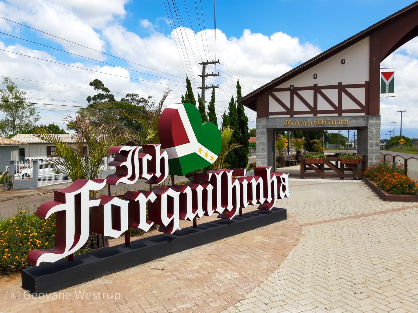 Letreiro em estilo germânico destaca a chegada ao município de Forquilhinha