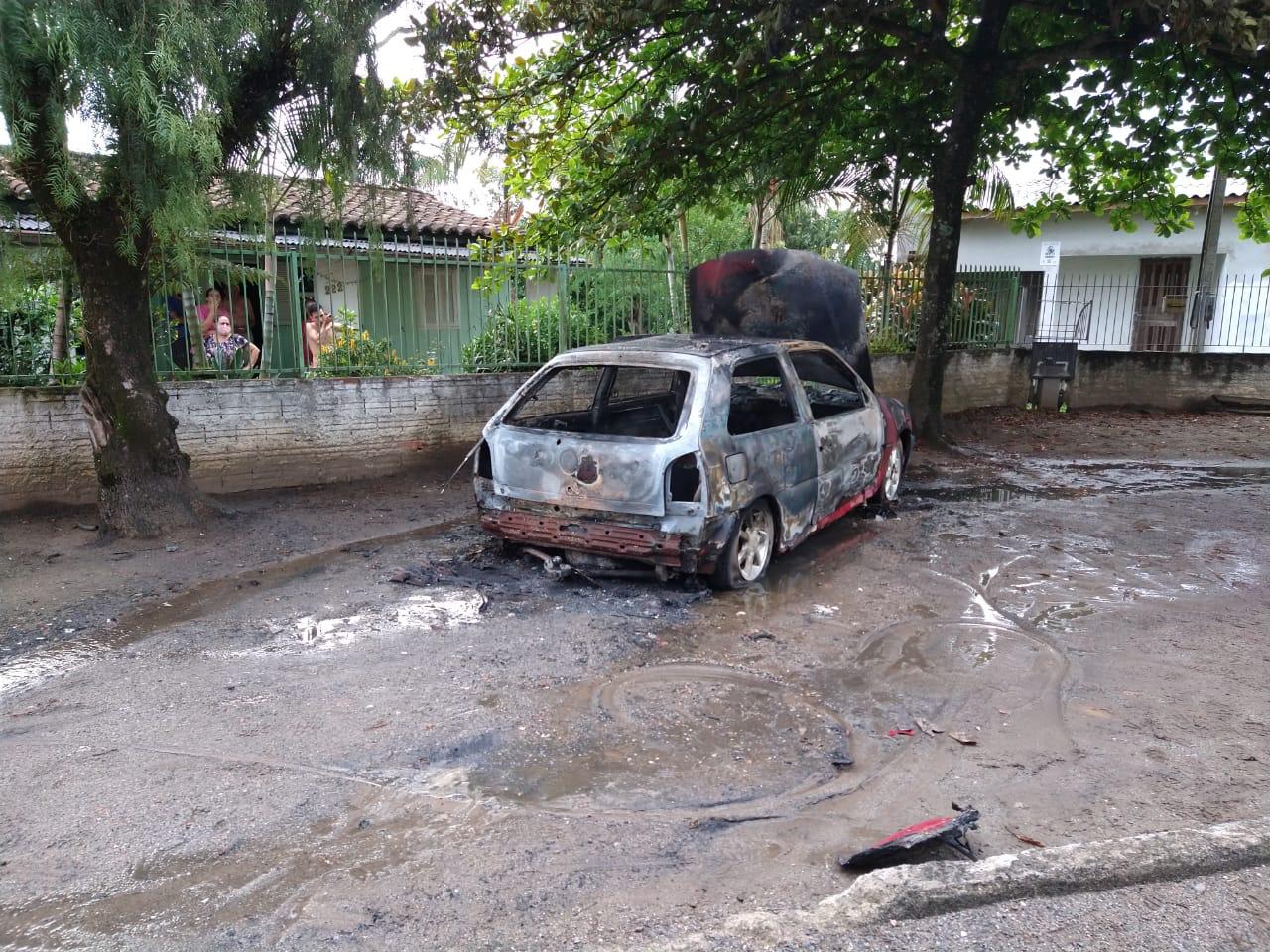 Veículo é destruído por incêndio em Criciúma