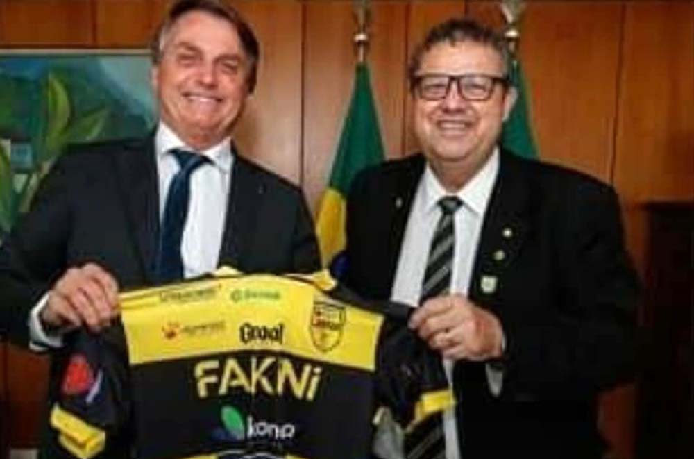 Presidente com a camisa do Jaraguá Futsal | Foto: Divulgação