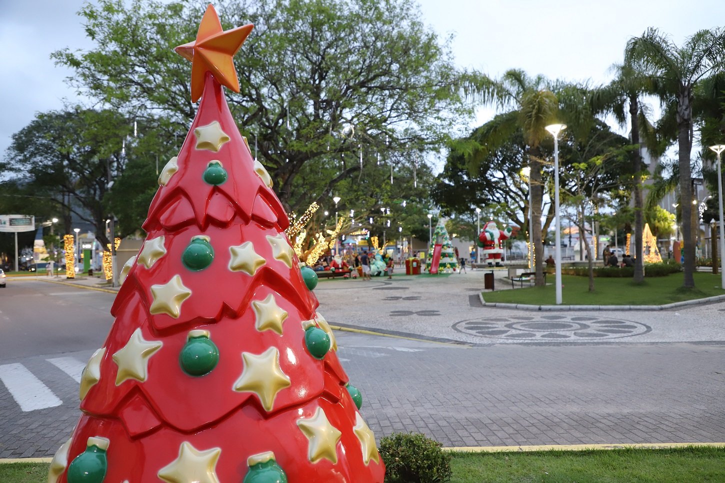 Na Praça Nereu Ramos, além da iluminação, foi montado um cenário completo de Natal, com brinquedos, árvores e a figura do Papai Noel | Foto Divulgação/PMB