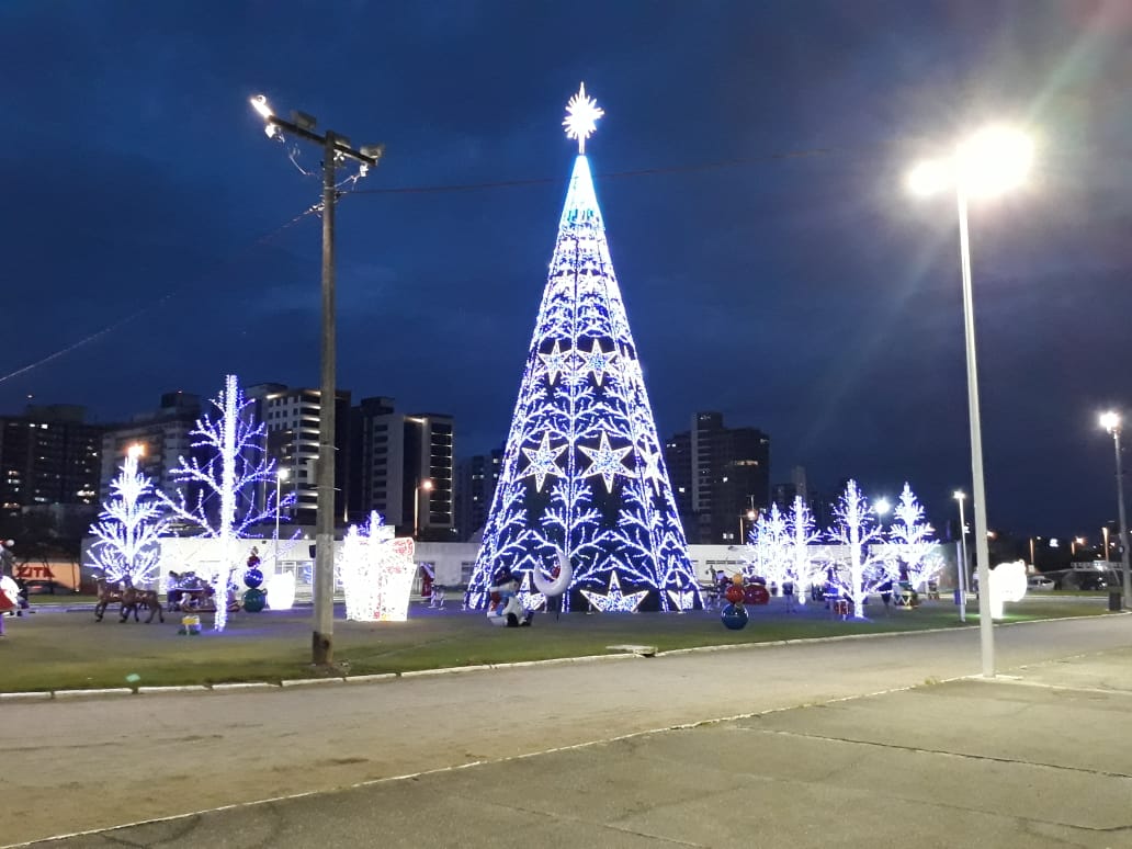 Na Avenida Beira-Mar  foi instalada uma árvore luminosa de 23 metros | Foto SQE LUZ/Divulgação
