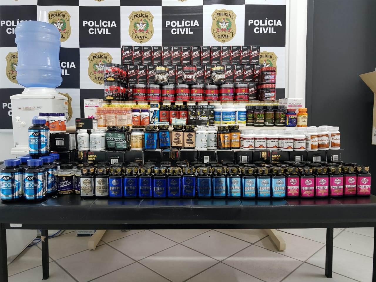 Durante as buscas na casa e na loja do suspeito foram apreendidos centenas de frascos de suplementos alimentares oriundos do Paraguai  | Foto Polícia Civil