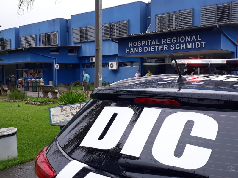 Profissionais investigados atuam no Hospital Regional Hans Dieter Schmidt | Foto: Polícia Civil/Divulgação
