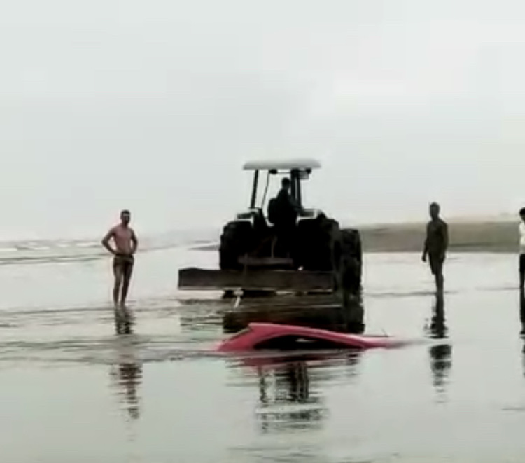 Vídeos: Carros são “engolidos” pelo mar na Barra do Torneiro
