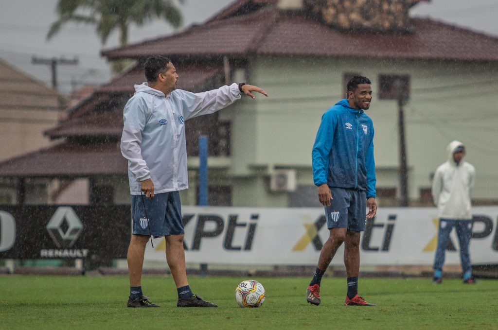 Claudinei comandou ultimo treino sob chuva intensa | Foto Leandro Boeira/AFC