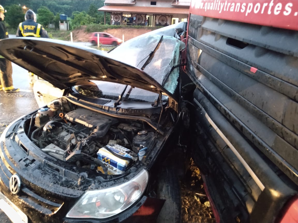 Caminhão atingiu a lateral do Gol. Motorista não apresentou ferimentos. foto: Corpo de Bombeiros de Rio Negrinho