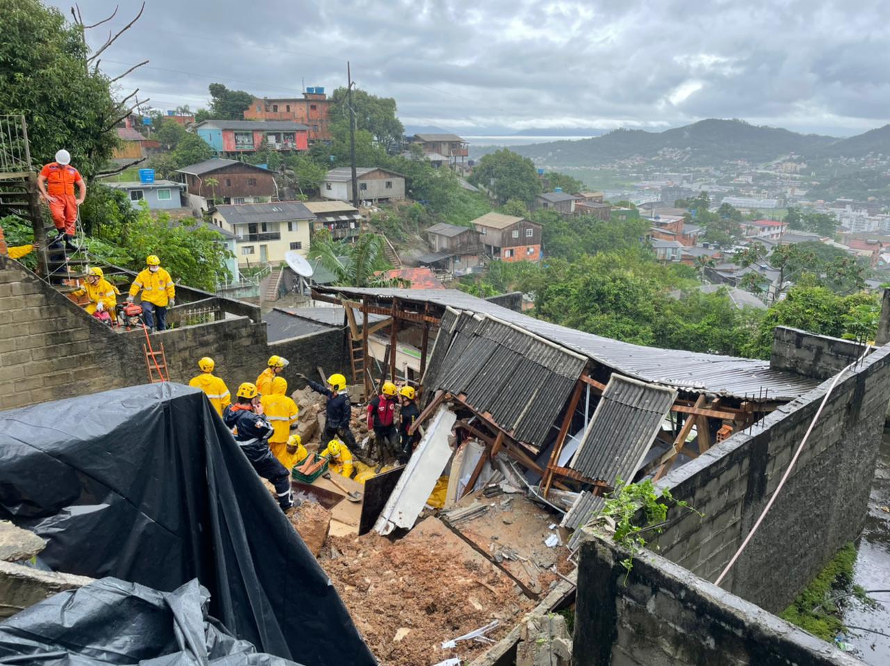 Corpo de Bombeiros trabalhou na ocorrência de desabamento de residências com soterramento, no bairro Saco Grande, na Capital | Foto CBMSC