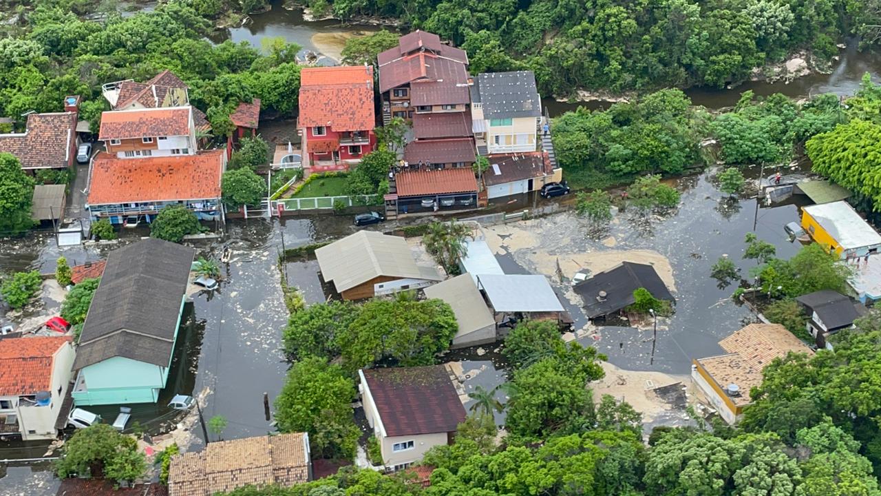 Água rompeu estrutura e alagou casas e ruas na Lagoa da Conceição | Foto CBMSC