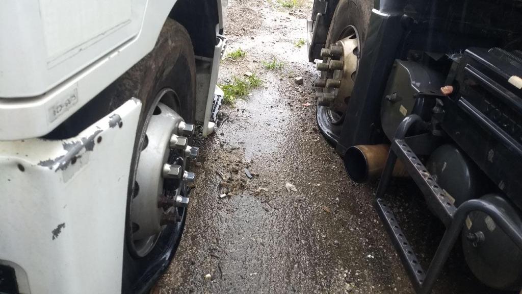 Caminhões tiveram pneus furados | Foto Divulgação/PMF