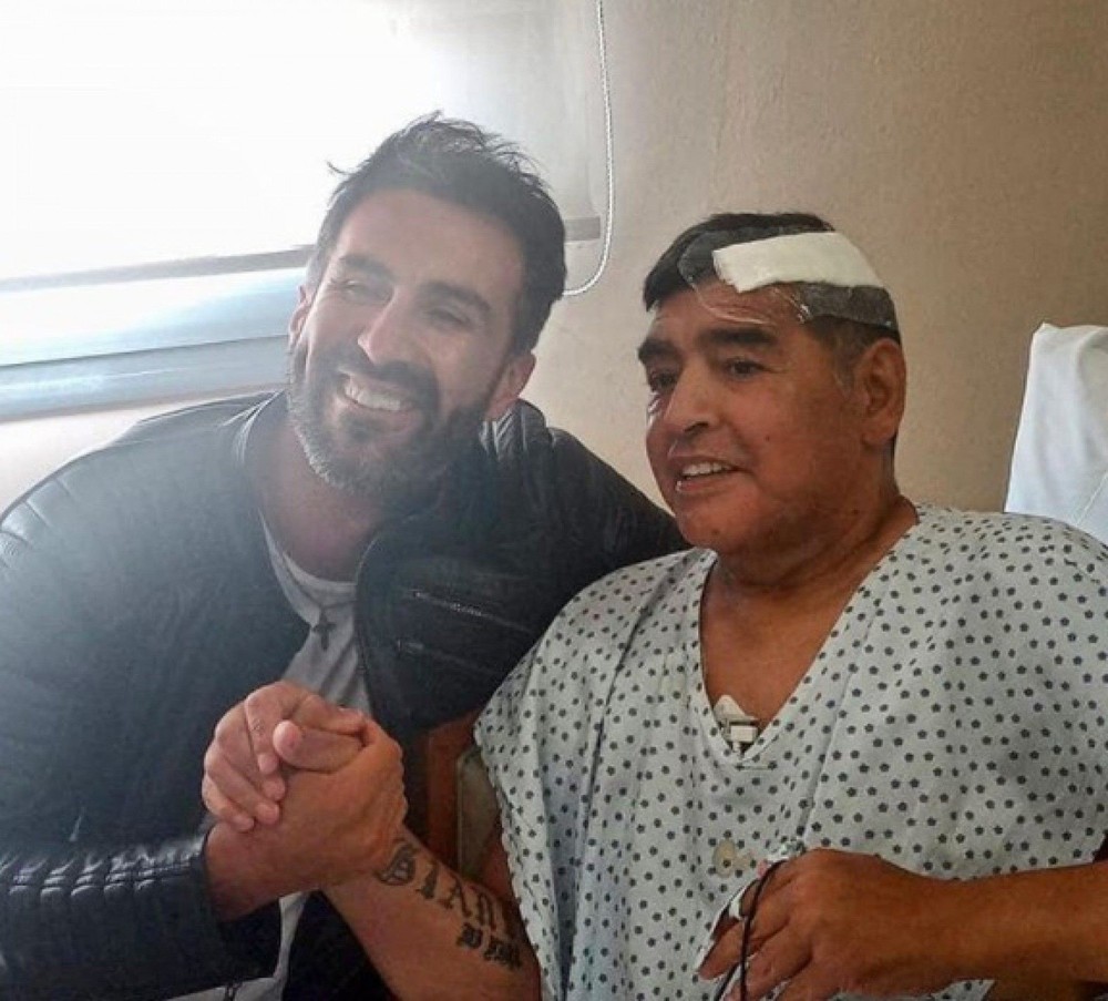 Médico Leopoldo Luque (E) e Maradona, antes da alta do craque de uma clínica | Foto: Reprodução/Instagram