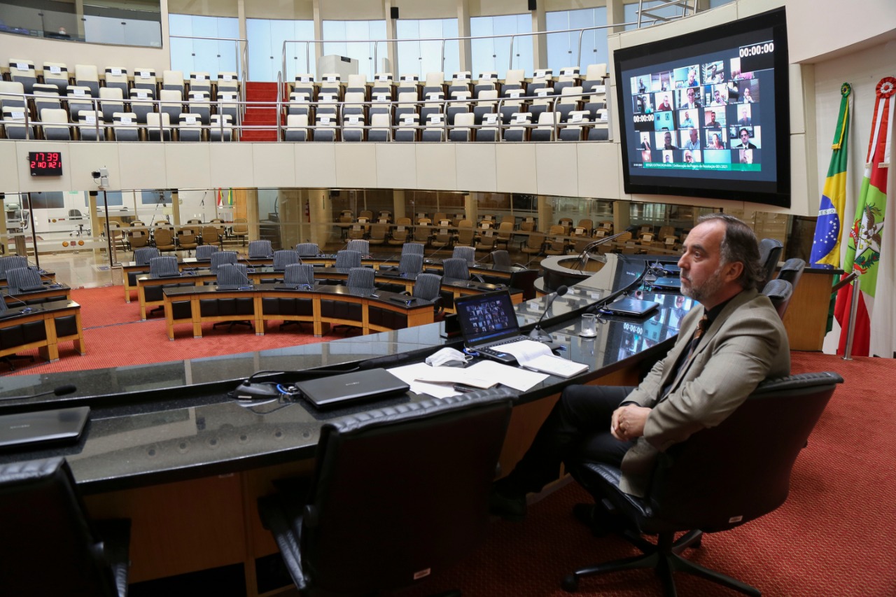 Em sessão extraordinária, realizada de forma virtual, deputados aprovaram parecer de Kennedy Nunes (PSD) | Foto Daniel Conzi/Agência AL