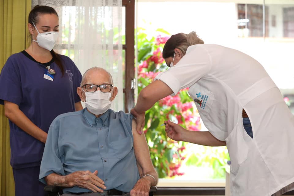 Paulo Roland Unger, de 89 anos, foi o primeiro idoso vacinado no Residencial Bethesda | Foto: Divulgação