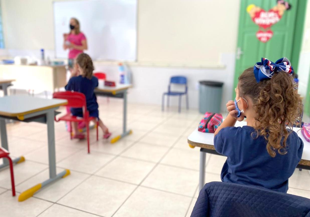 Alunos das escolas municipais são recepcionados no primeiro dia de aula em Criciúma
