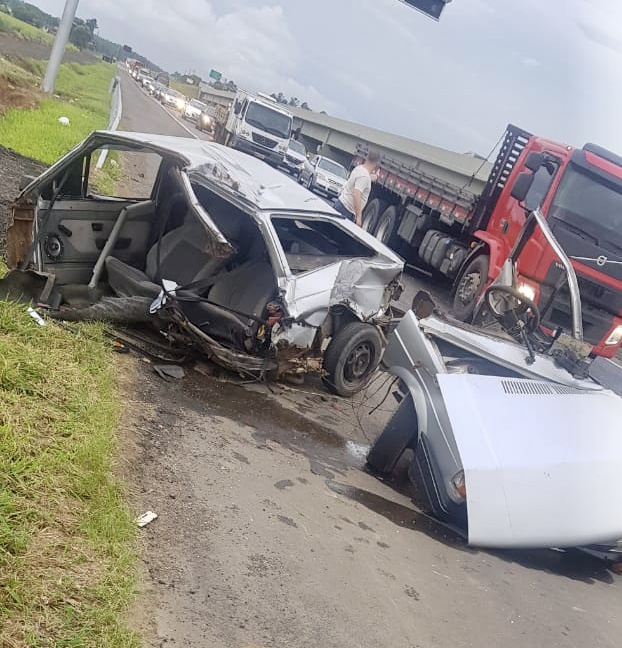 Após colisão com caminhão, carro parte ao meio na BR-101, em Maracajá