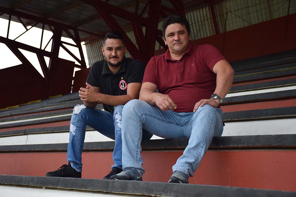 Torcedores, Paulo (E) e Elírio Marcelino viraram presidente e patrocinador do clube | Foto: Lucas Pavin/Avante! Esportes