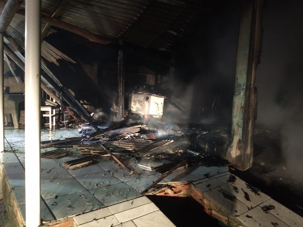 Edificação de madeira é totalmente destruída por incêndio no bairro Estação Cocal, em Morro da Fumaça