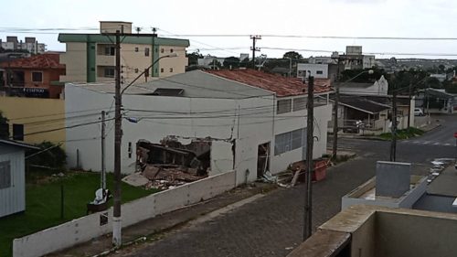 Araranguá: estrutura de residência em reforma desaba na rua