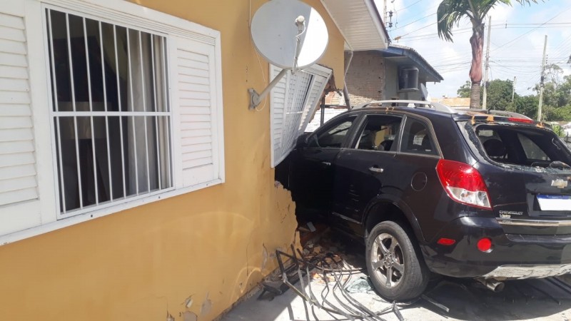 Homem sofre mal súbito e bate carro em residência em Araranguá