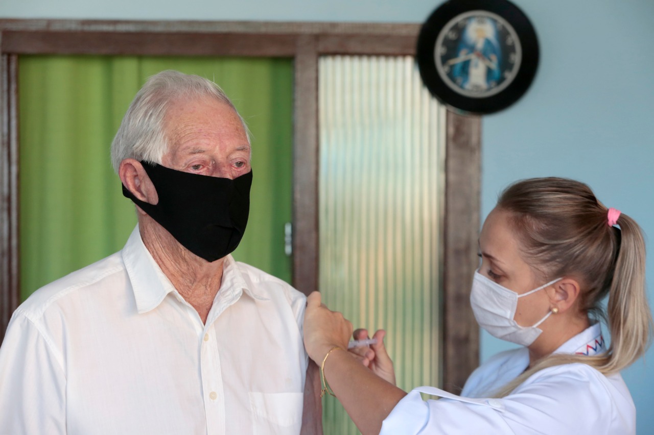 Sebastião Lissewiski foi o primeiro idoso com mais de 90 anos a receber a vacina | Foto: Divulgação