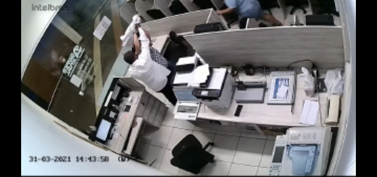 Vídeo registra momento em que homem tenta matar a ex em loja no Angeloni de Criciúma