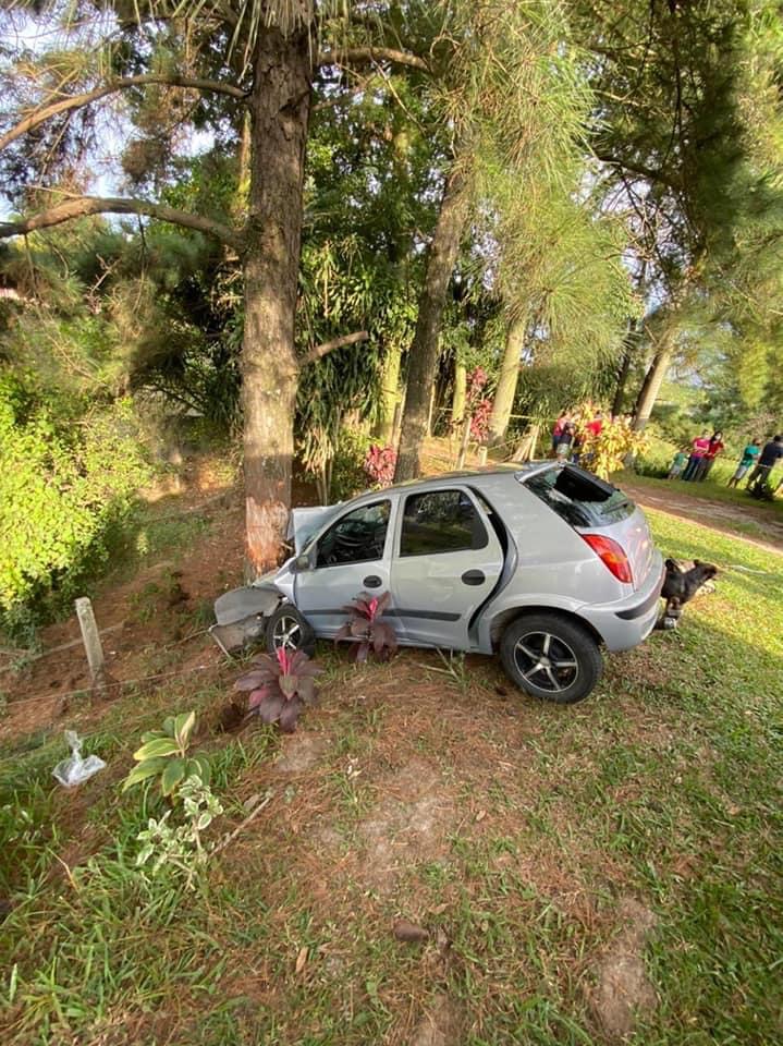 Jovem fica gravemente ferida após colidir veículo em árvore em Criciúma