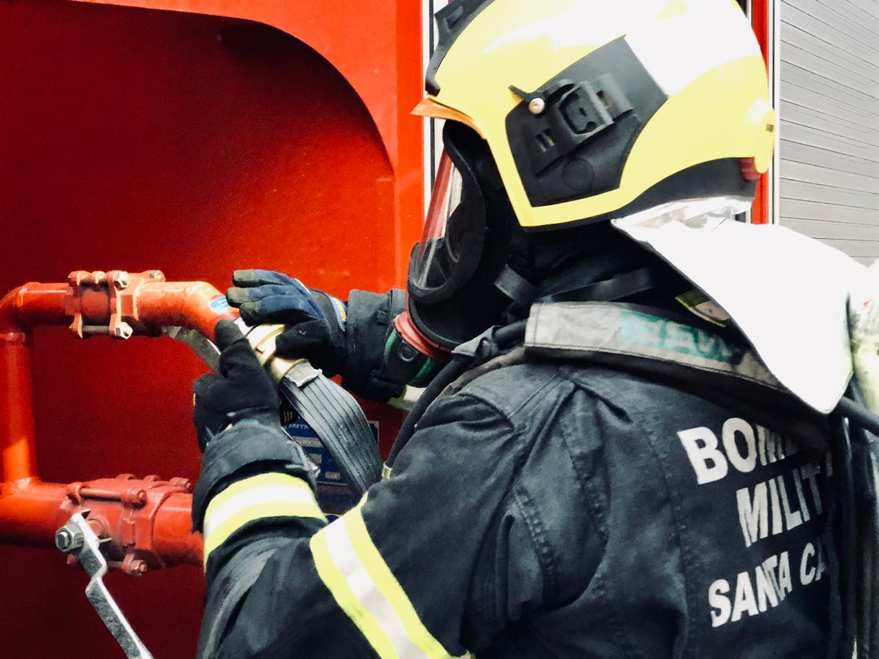 Homem usa isqueiro para verificar vazamento em botijão de gás e sofre queimaduras, em Içara