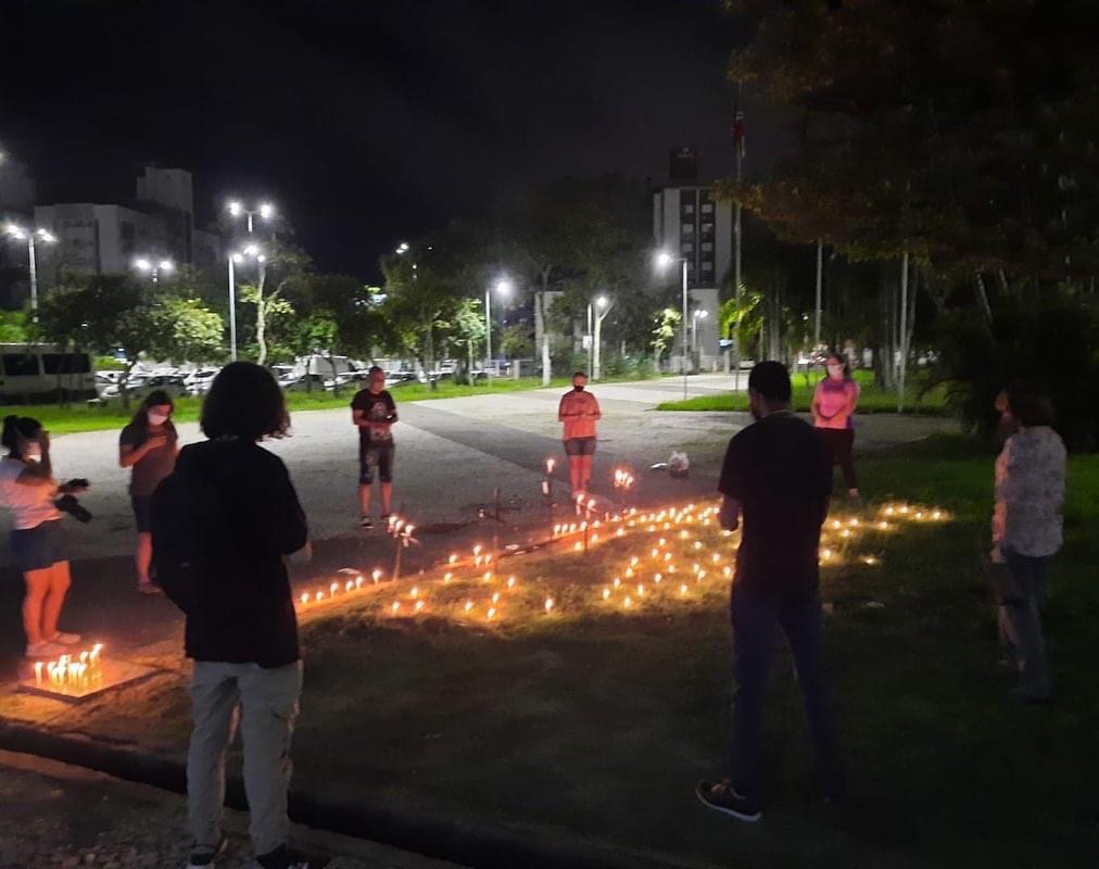 Servidores de Criciúma realizam ato de solidariedade às vítimas da Covid-19