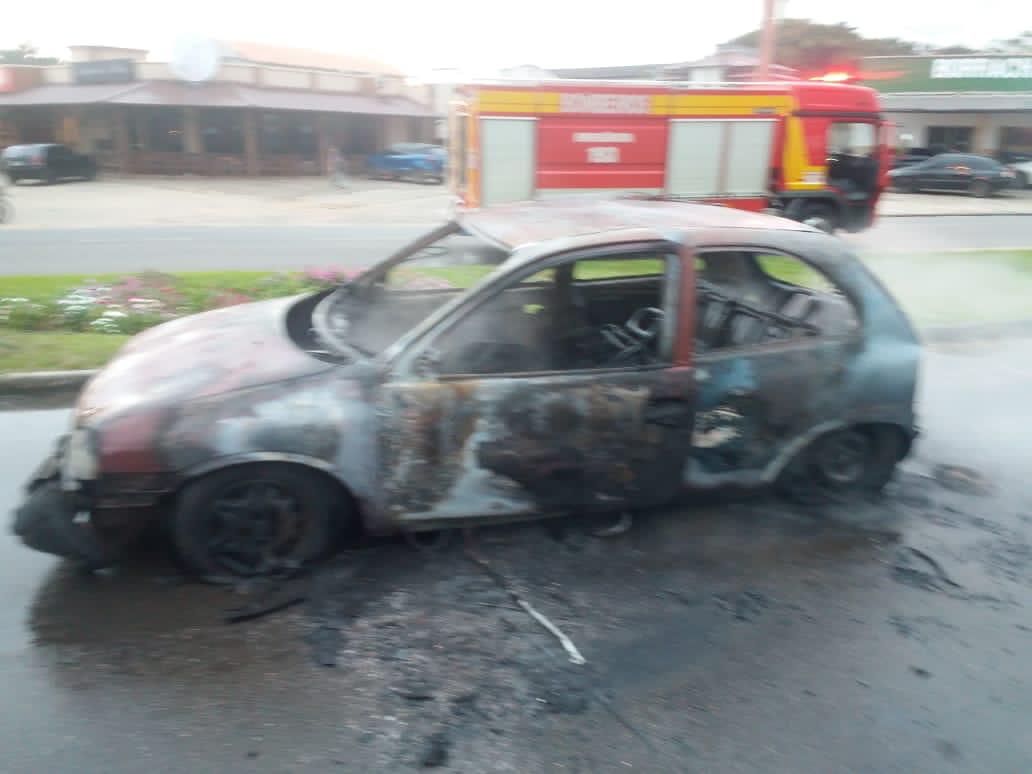 Veículo apreendido no pátio da PMRv de Içara é incendiado