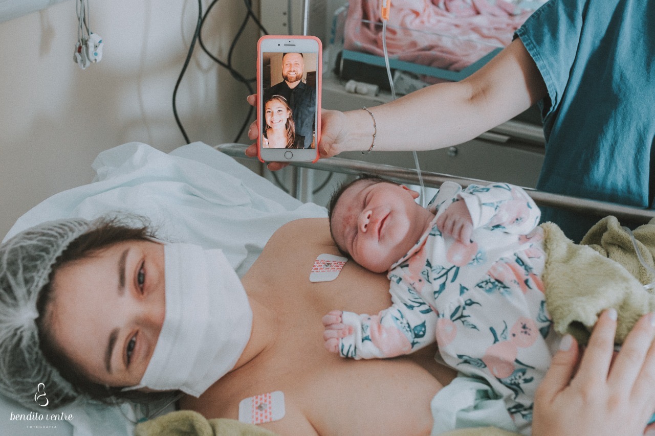 No Hospital São José, chamada de vídeo aproxima casal durante o nascimento da filha