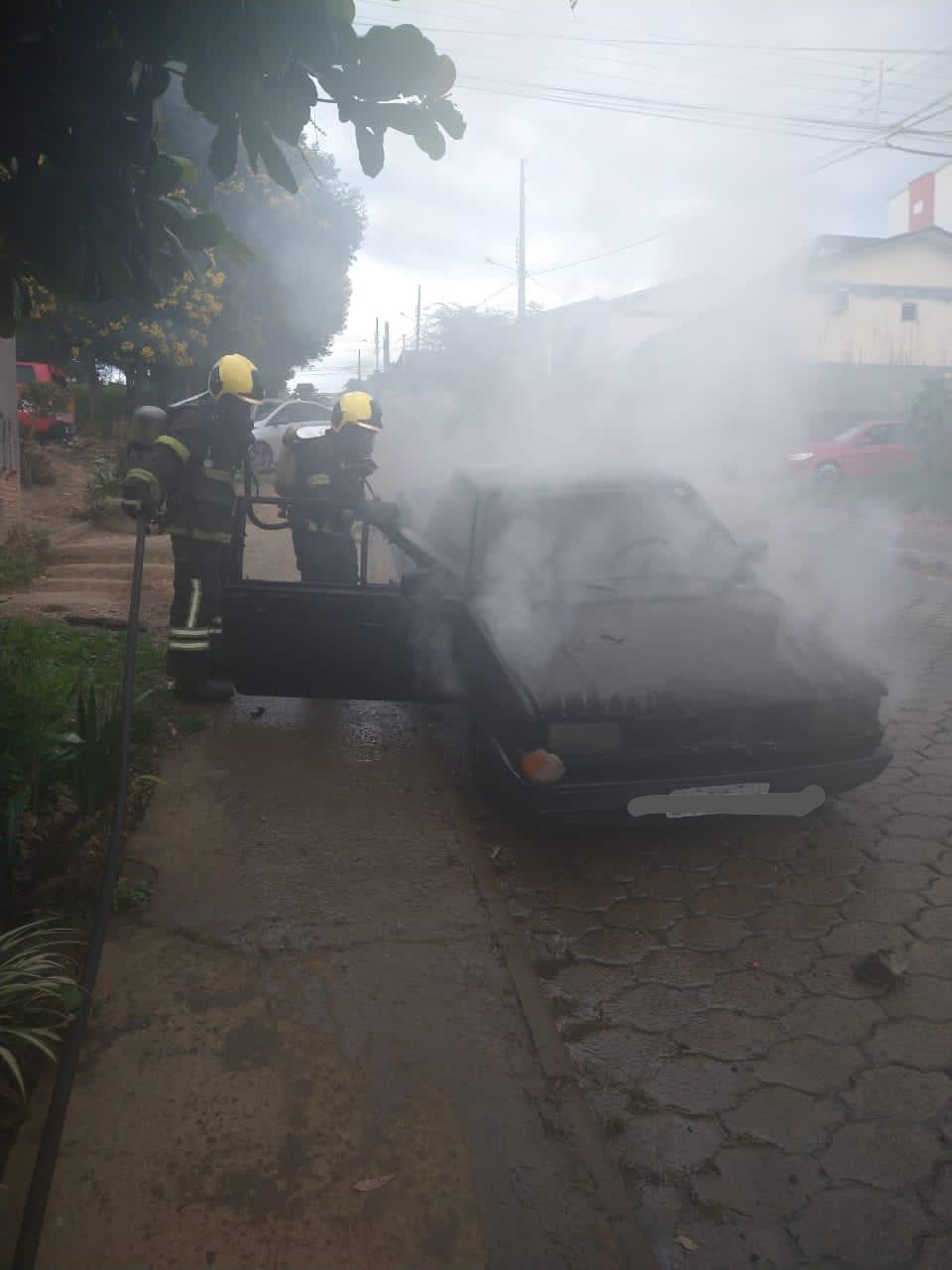 Veículo é destruído por incêndio em Criciúma