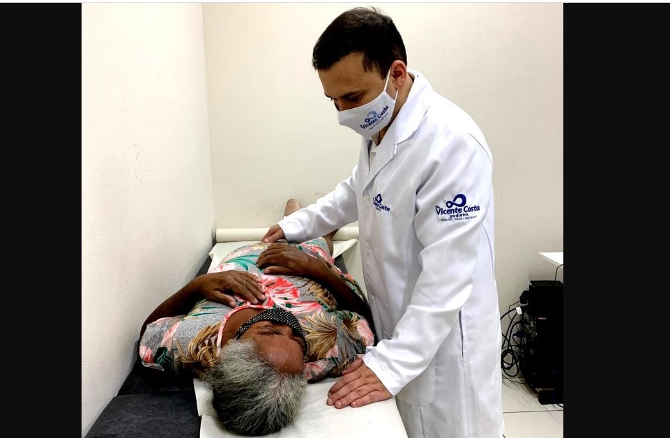 Médico, prefeito de Capivari de Baixo atende pacientes para suprir falta de profissionais