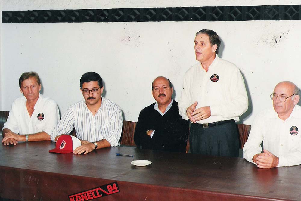 Fundador do Cruz de Malta, Duwe (primeiro da esquerda) também foi um dos responsáveis pela ampliação do estádio João Marcatto | Foto: Arquivo OCP News