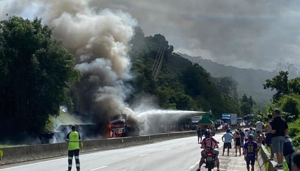 Incêndio aconteceu próximo a Biguaçu no sentido sul da BR-101 | Foto Divulgação/GMF