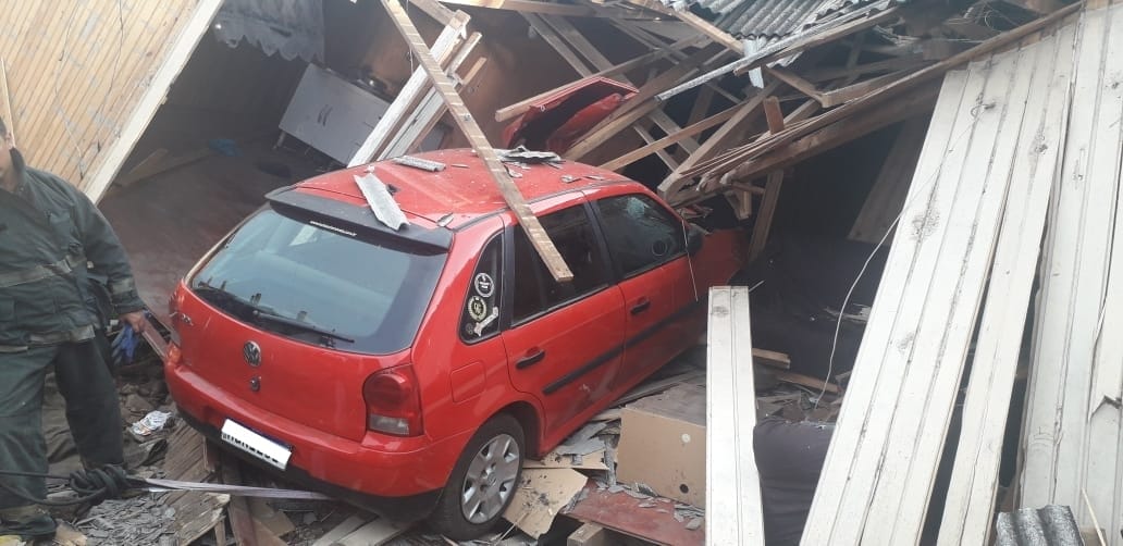 Carro invadiu a casa em Lebon Régis | Foto Divulgação/CBMSC