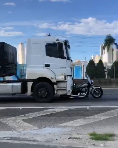 Motociclista foi carregado por caminhão por cerca de 32km. Divulgação/Redes Sociais