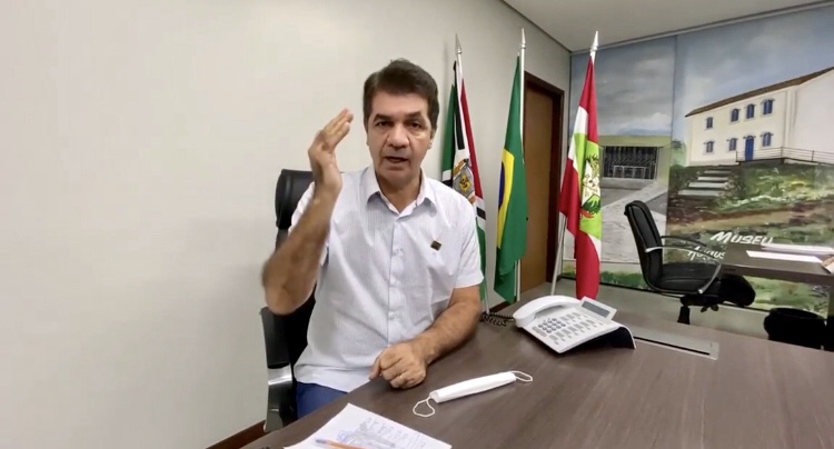 “No que depender do prefeito Clésio Salvaro e deste governo não vai ter esse negócio de parar tudo”