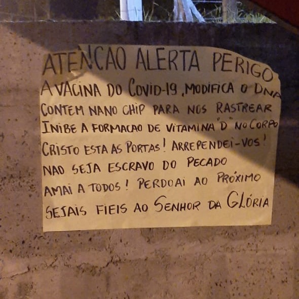 Cartazes com informações falsas sobre vacina são fixados próximos a postos de Criciúma