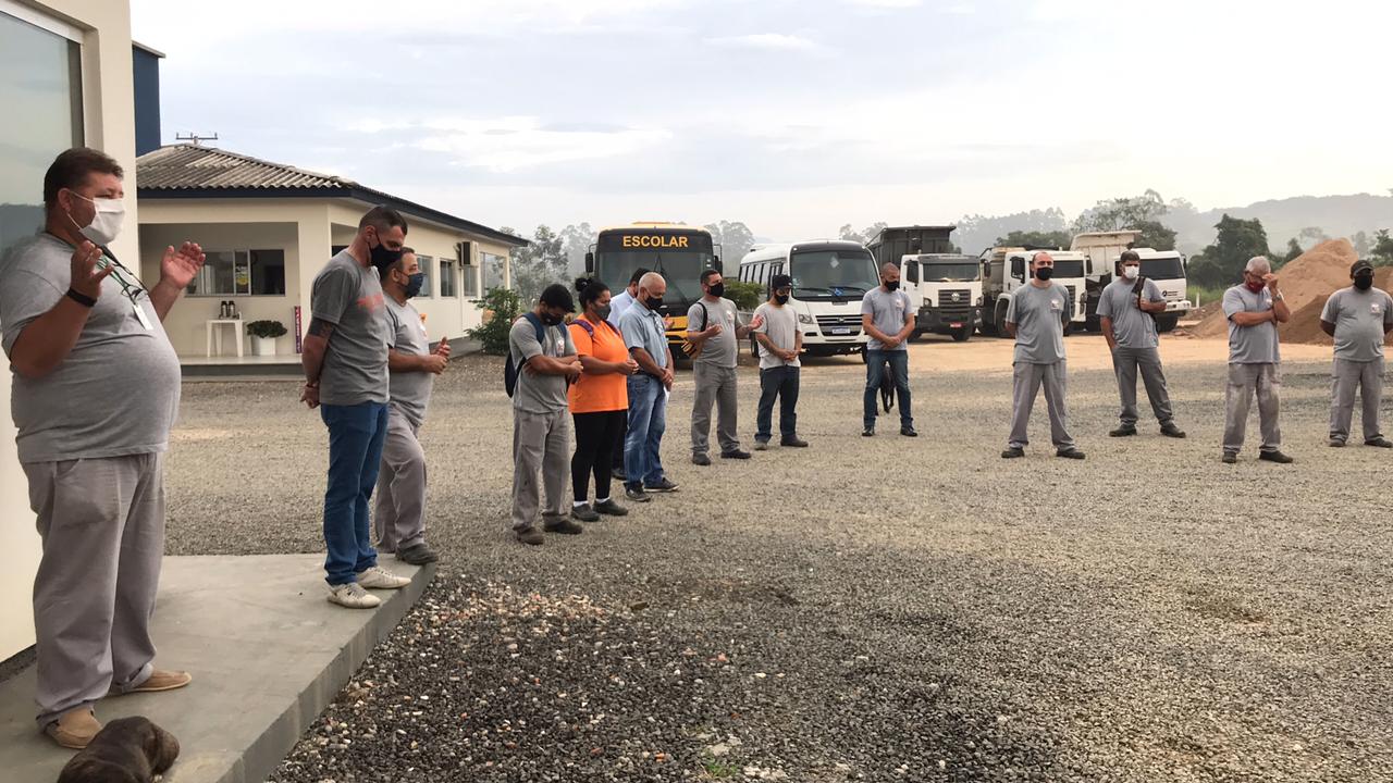Trabalhadores de Cocal do Sul fazem oração às vítimas da Covid-19