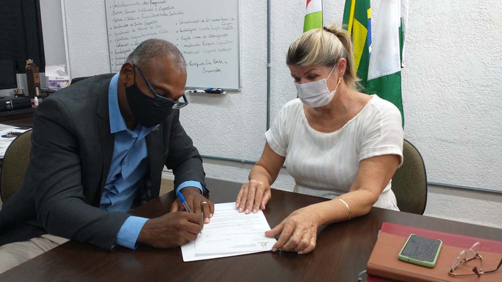 Secretária Natália Lúcia Petry entregou o ofício ao presidente da Fesporte, Kelvin Soares, que visitou o município | Foto: Divulgação/PMJS