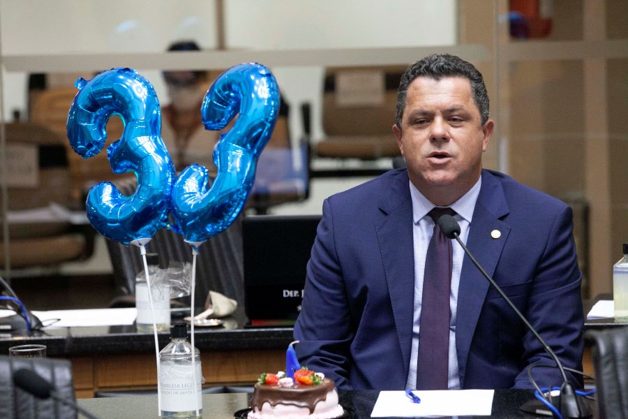 Deputado Ivan Naatz (PL) levou balões para "comemorar" 1 ano da compra dos respiradores | Foto Daniel Conzi/Agência AL