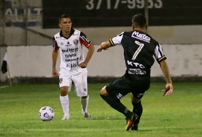 Lateral Edson Ratinho foi quem sofreu a tentativa de agressão do companheiro de equipe | Foto: Vitor Forcellini/JEC