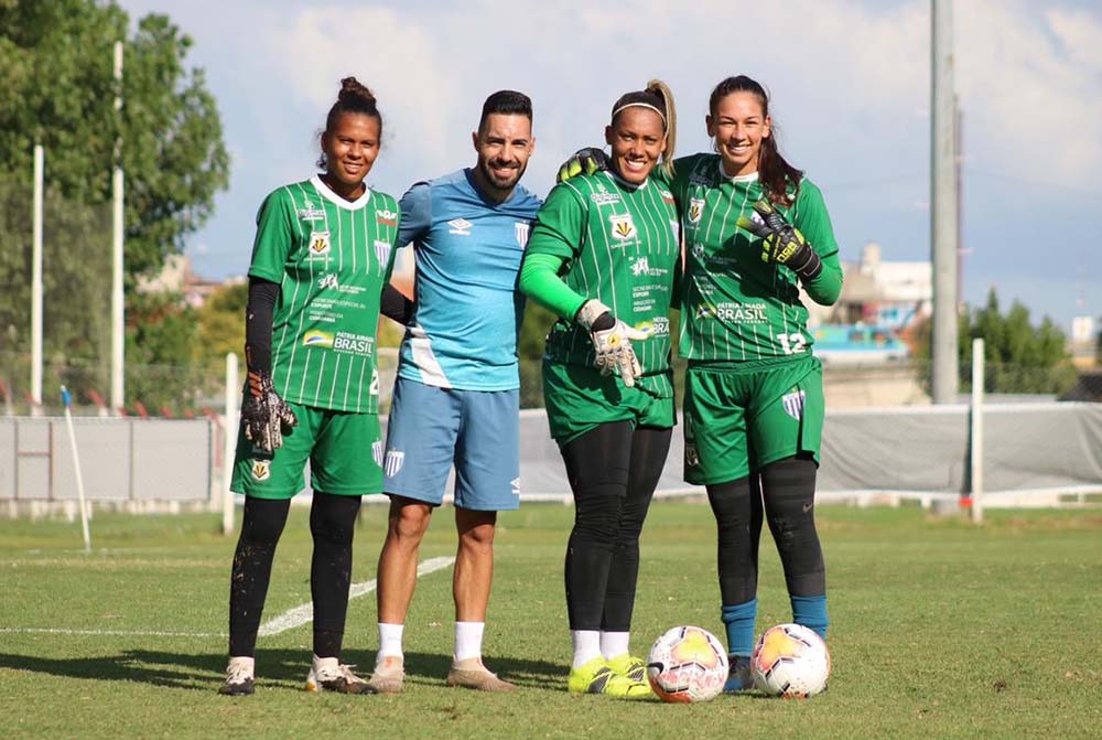 Josi (E) integra o time profissional do Avaí Kindermann, ao lado da goleira da seleção brasileira, Bárbara (segunda da direta para esquerda) | Foto: Divulgação