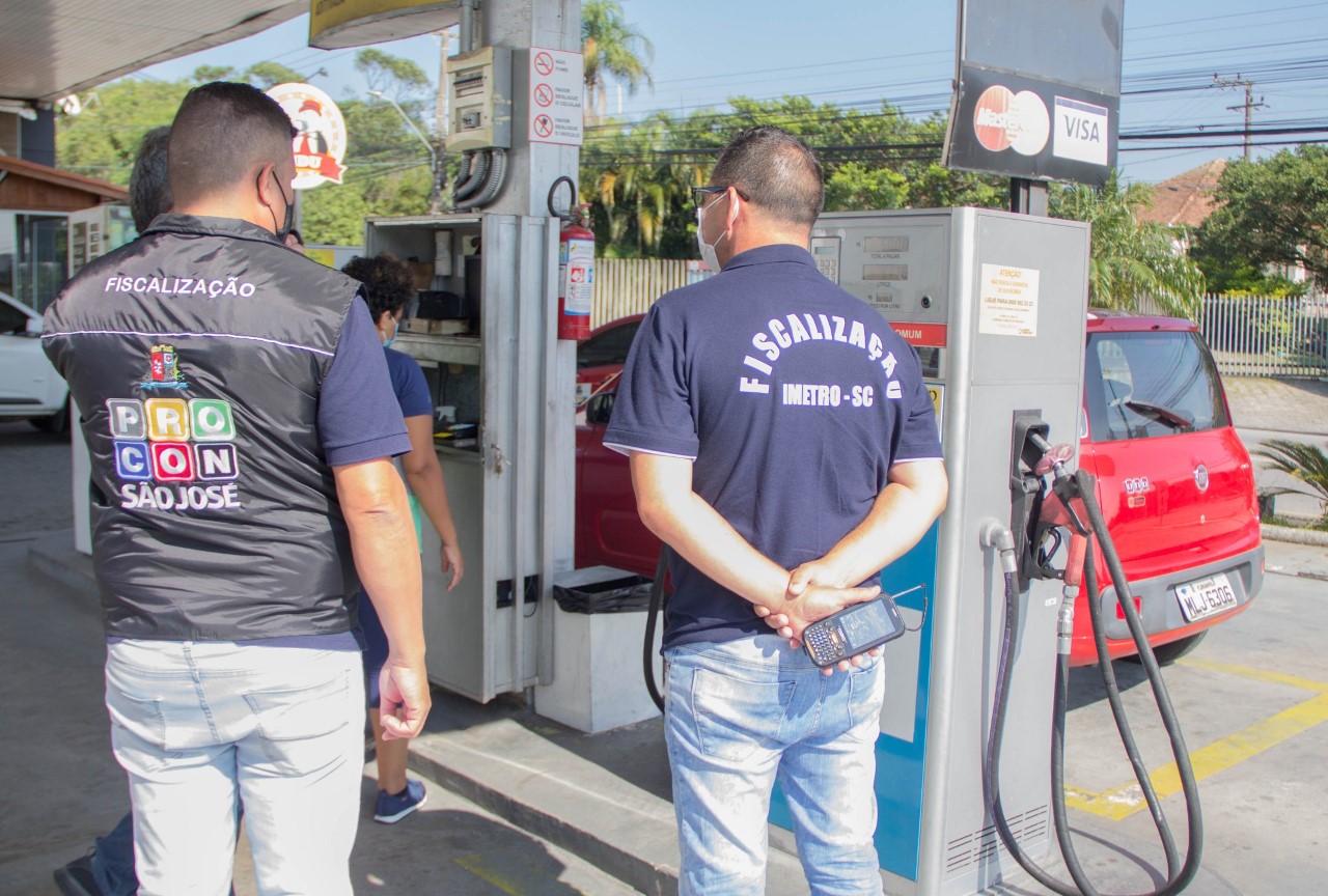 Durante os trabalhos, os fiscais verificaram, também, a qualidade dos combustíveis nos postos e a quantidade de gasolina que saem das bombas | Foto Divulgação/PMSJ