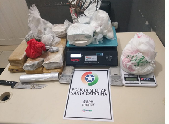 PM apreende mais de 8 kg de maconha e 1 kg de cocaína no bairro Pinheirinho em Criciúma