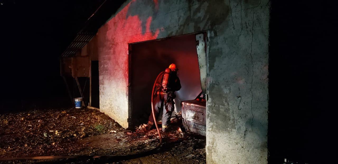 Edícula com veículos dentro pega fogo em Forquilhinha
